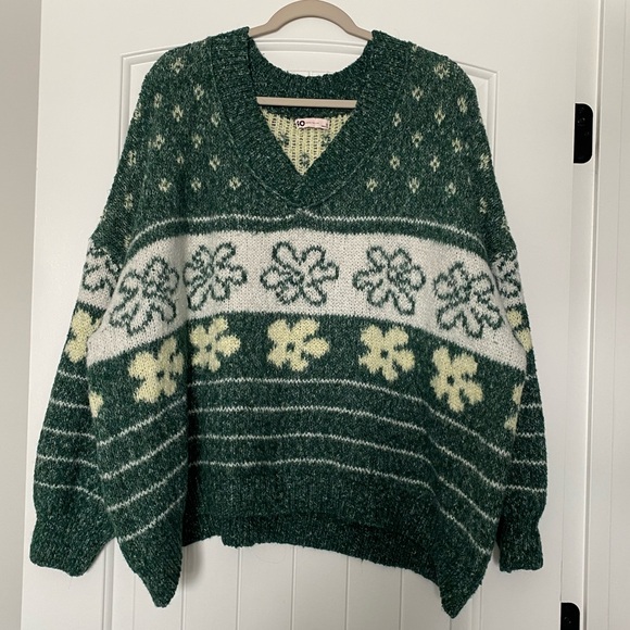 SO Sweaters - SO Green and White Patterned V-Neck Sweater